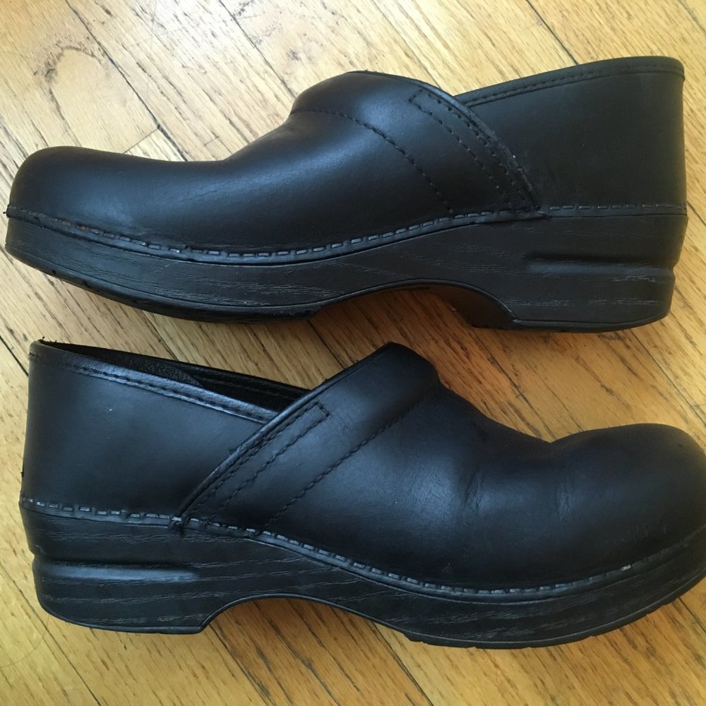 Dansko classic black leather clogs EUC